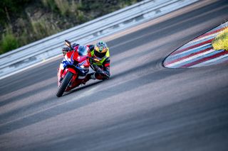 Ta motorka je fenomenální! Ne fakt, nikdy jsem neseděl na něčem, co by mi tak snadno padlo do ruky. To je pro Hondu...