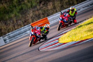 Černé zlato. Pneumatiky jsou tou nejdůležitější věcí, kterou na motorce máme. Drží nás na silnici a silně ovlivňují jízdní...